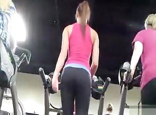 Gym babe with an ass worth ogling